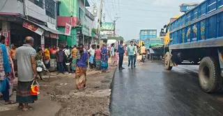 সড়ক দুর্ঘটনায় না ফেরার দেশে স্ত্রী; হাসপাতালে কাতরাচ্ছে স্বামী আর দুই সন্তান
